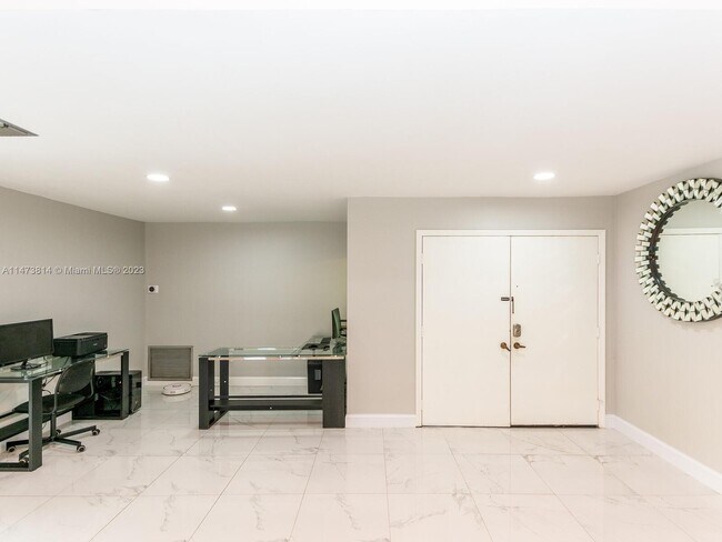 Building Photo - 741 E Plantation Cir