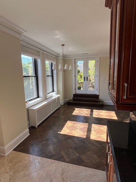 Dining Area - 2000 N Lincoln Park W