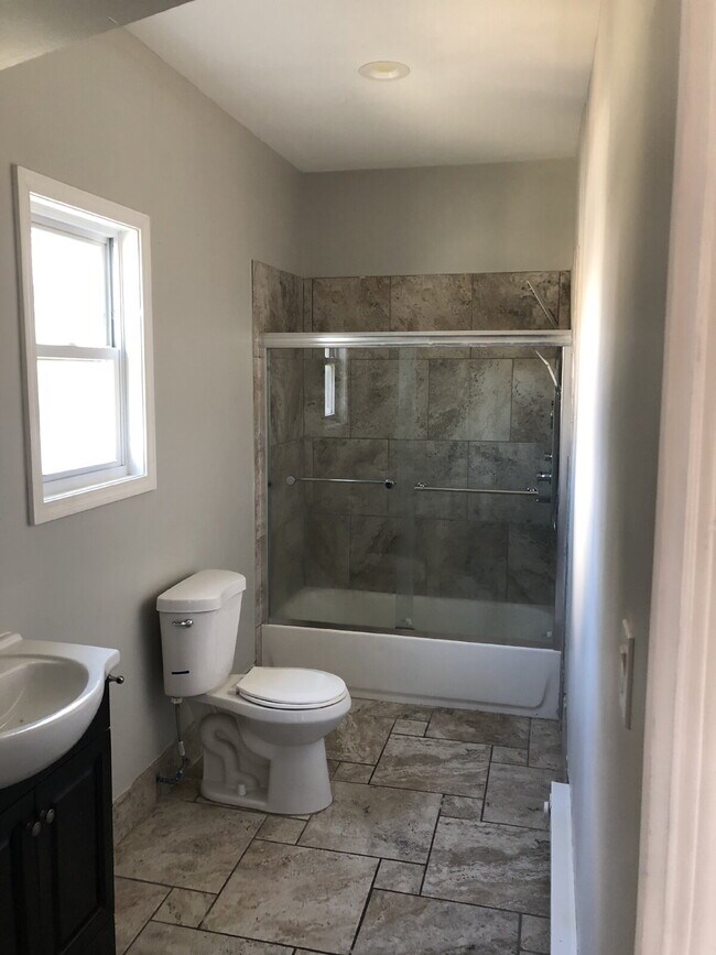 Building Photo - 3 bedroom in Glassport! Sign a lease befor...