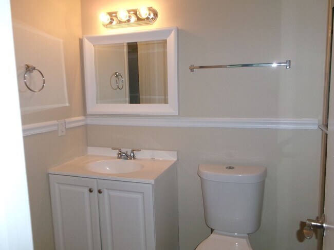 Building Photo - 2 bedroom duplex apartment off Forestbrook...