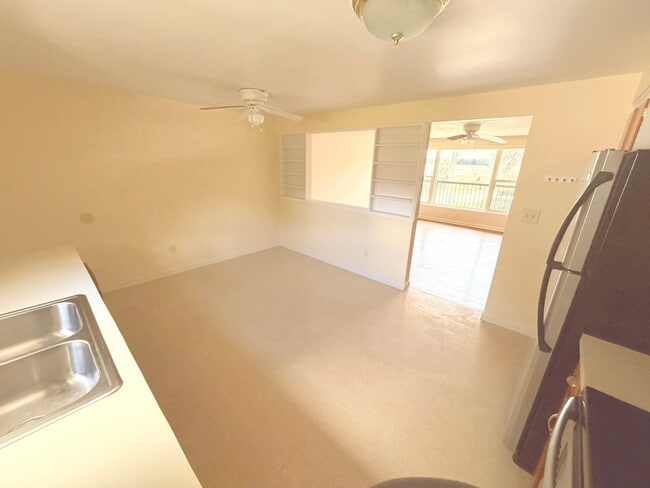 Building Photo - 8915 Silver Lake Dr