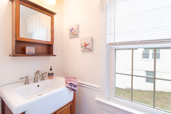 Building Photo - 315 S Orchard St