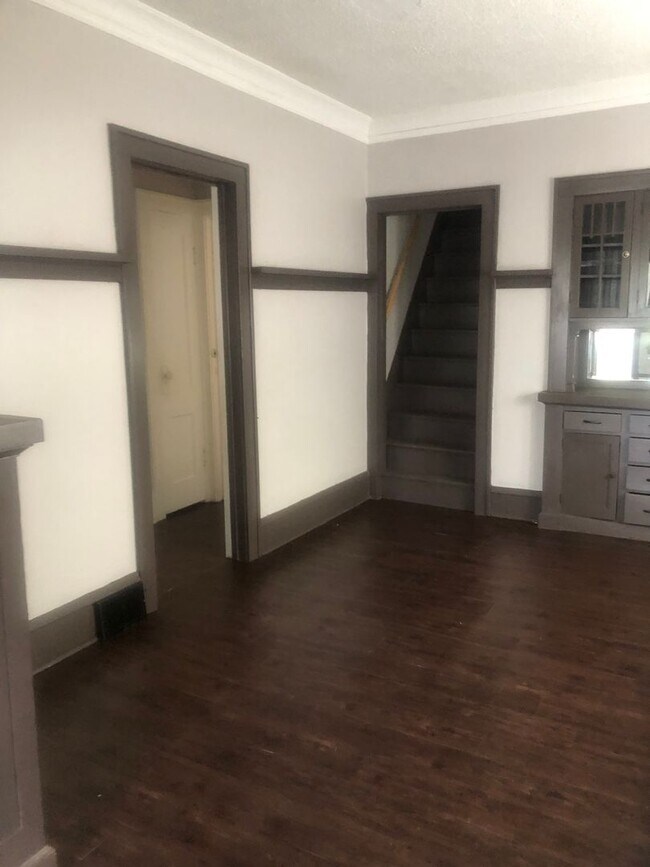 Building Photo - 3 Bedroom, 1 Bath House Available with Private Yard