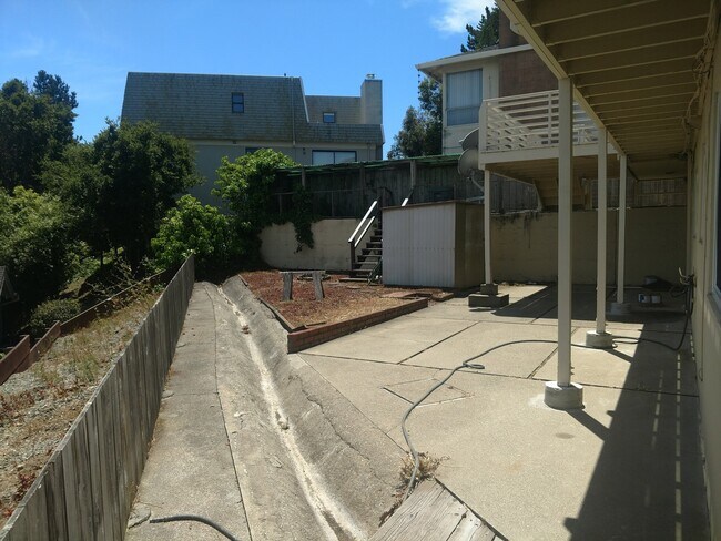 Building Photo - RUANE-171-175