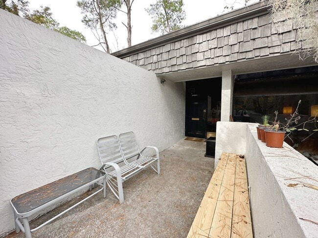 Building Photo - Huge 6 Bedroom, 3.5 Bathroom House in the ...