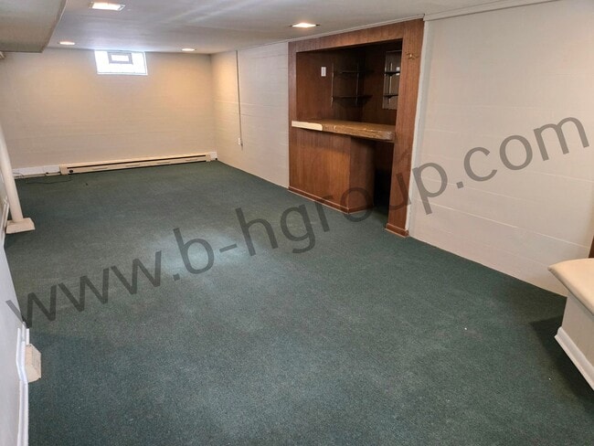 Building Photo - Great Location!