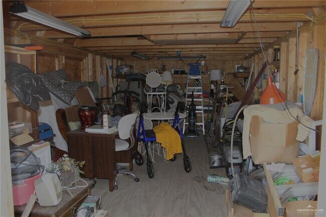 Building Photo - 1304 Breezy Dr