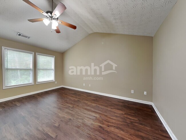 Building Photo - 2175 Village Green Dr