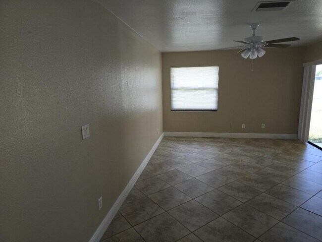 Building Photo - 1448 SE 10th Terrace