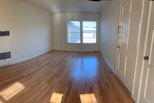 Building Photo - 831 Grevelia St