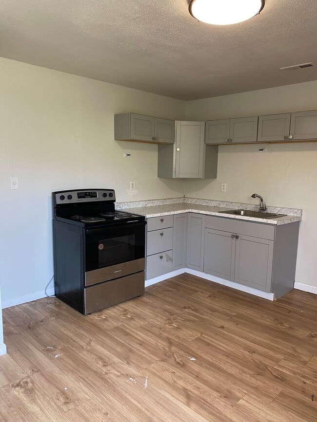 Building Photo - LIMITED TIME**NO APPLICATION FEE**1/2 OFF ...