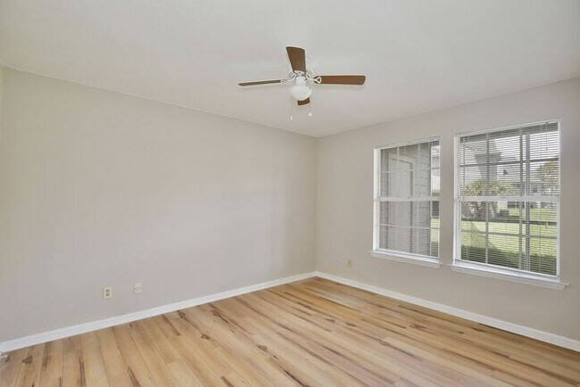 Building Photo - Beautiful 2/2 Cozy Condo with a Covered Pa...
