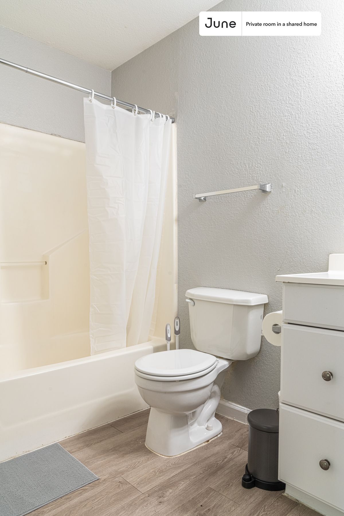 Building Photo - Private bedroom in 3 bed/2 bath Home