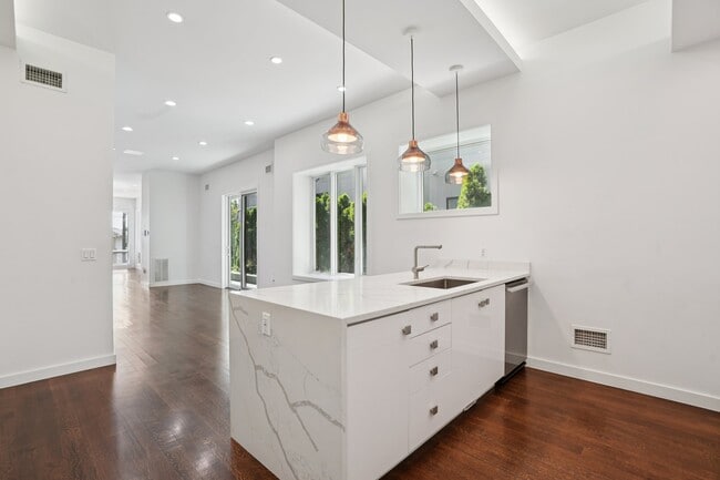 Building Photo - 714 Undercliff Ave