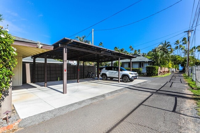Building Photo - Kahala Avenue Beachside -  1 minute walk to beach  Recently remodeled w/fenced yard. 1 bdrm, 1 ba...
