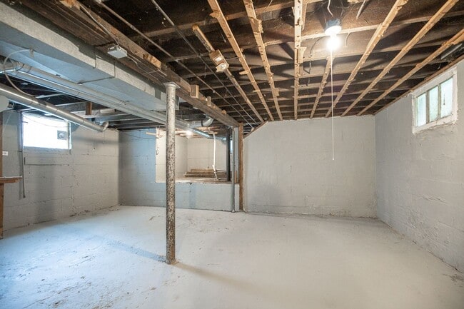 Building Photo - 4 BED 1 BATH SINGLE FAMILY HOME IN CLEVELAND!