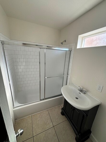 Building Photo - 705 E 52nd Pl