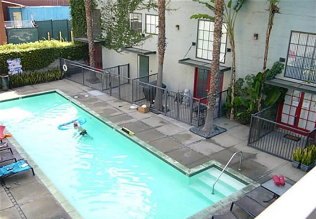 Building Photo - 420 S San Pedro St