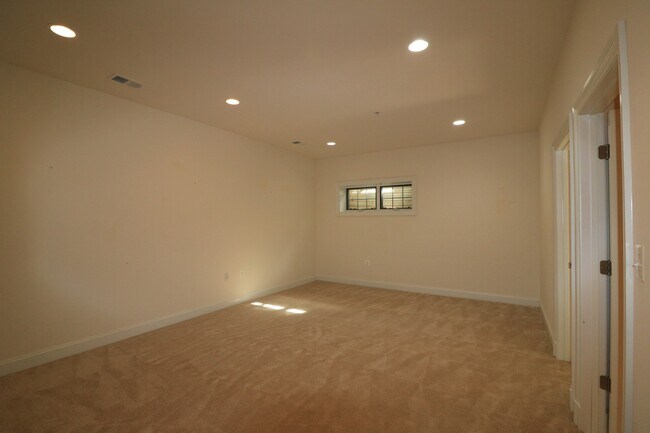 Building Photo - SHORT TERM LEASE AVAILABLE -- Luxury TH in Bethesda - 4 bed + 3.5 ba - Elevator TH in Gated commu...