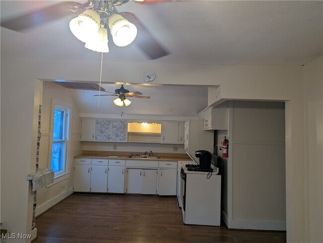 Building Photo - 203 S Diamond St