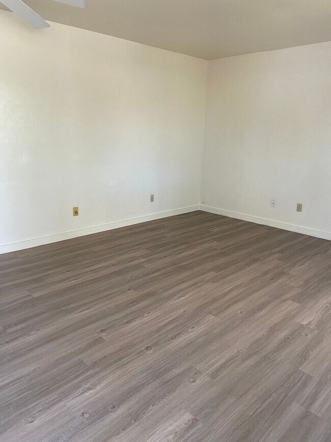 Building Photo - Linden1416