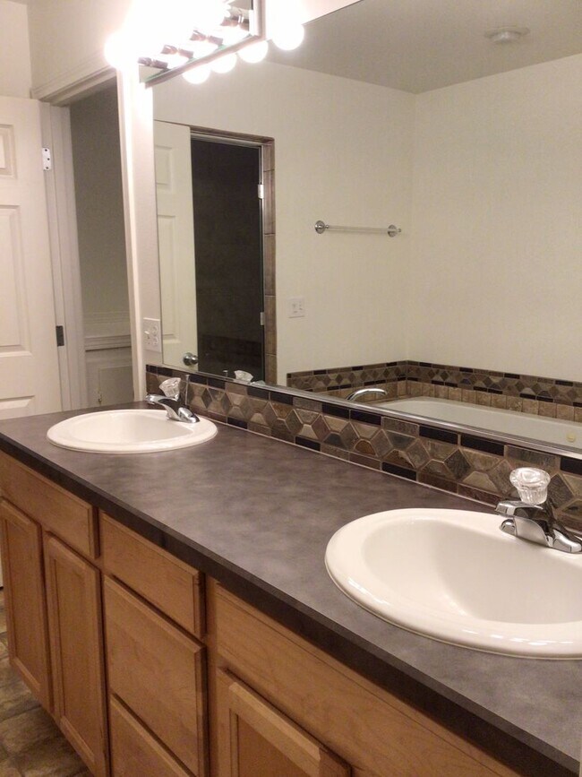 Building Photo - Spacious 3 Bedroom Duplex in Washougal