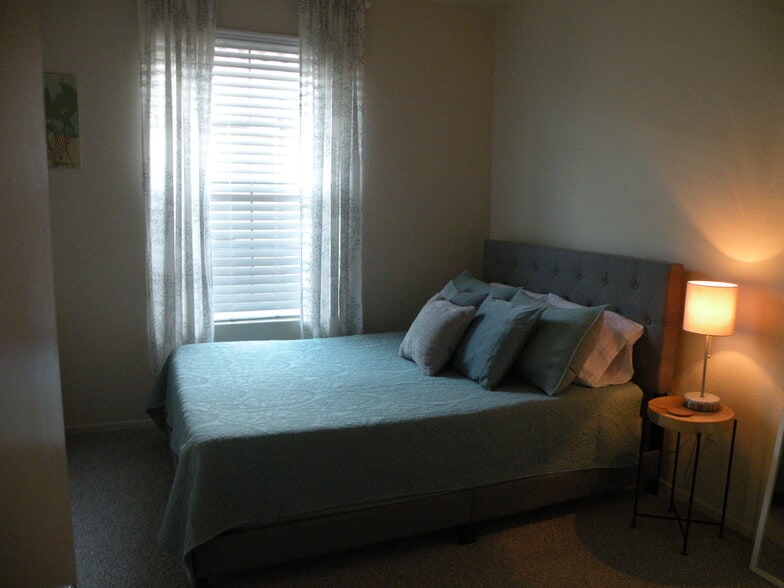 Queen bed - 8680 New Salem St