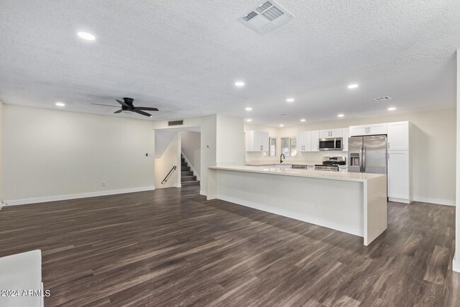 Building Photo - 4414 S Newberry Rd