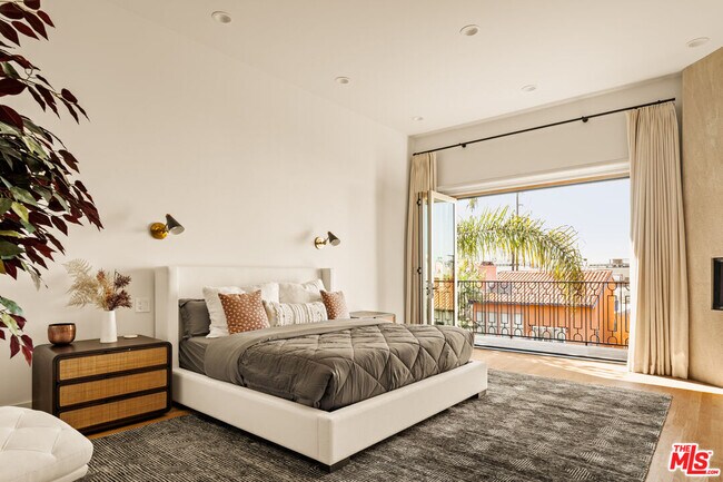 Building Photo - 3807 Vía Dolce