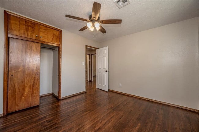 Building Photo - 809 N Ross Ave