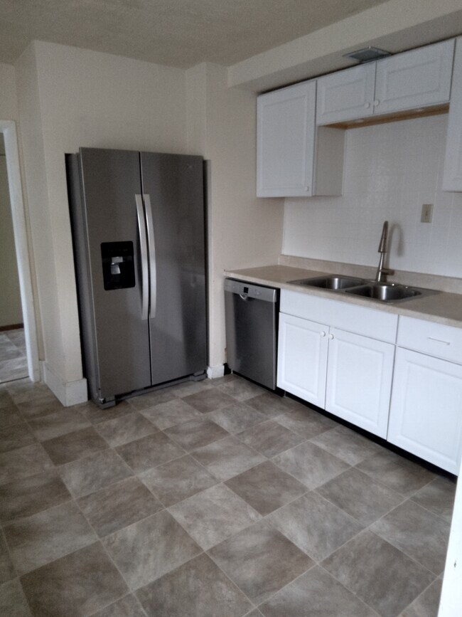 Building Photo - 1308 E Queen Ave