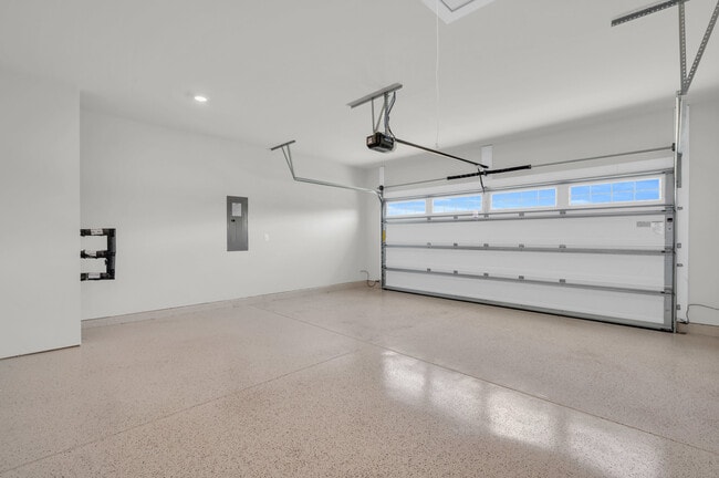 Building Photo - 514 Silky Oak Dr SE