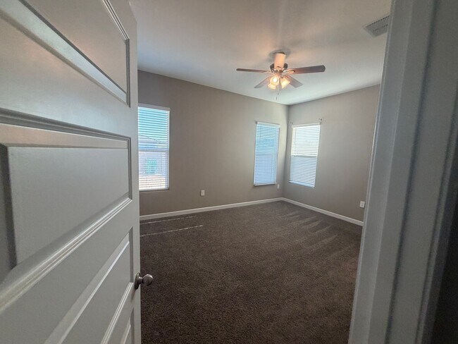Building Photo - 40916 W Shaver Dr