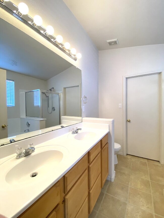 Building Photo - GATED COMMUNITY - 3 Bedroom w/Loft