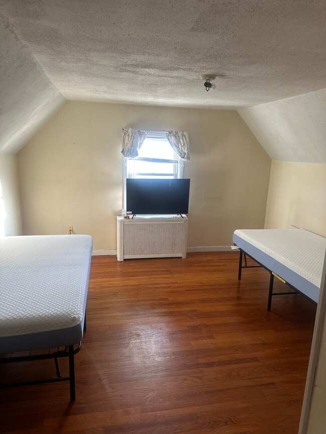 Building Photo - 151 Warner St