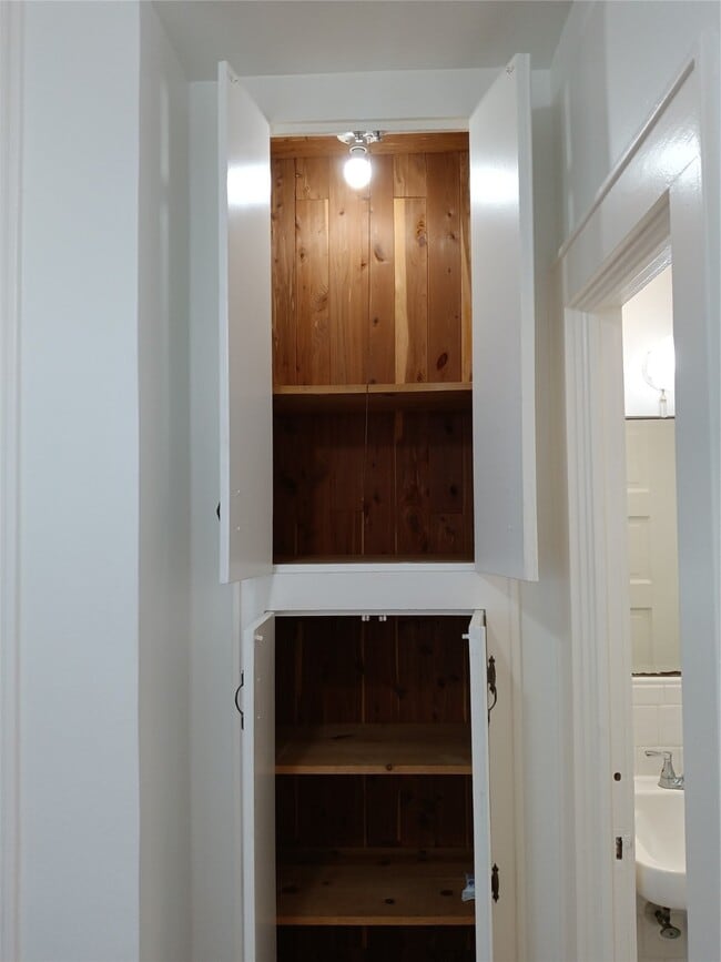 Building Photo - 2725 1/2 Bernardo De Galvez Ave