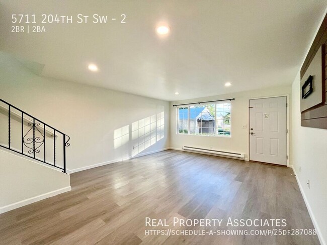 Building Photo - 2 Bed/1.5 Bath in Lynnwood! **Remodeled Ki...