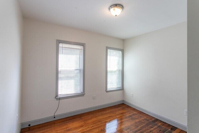 Building Photo - Second Floor Spacious 3 Bd 1 Bath Near Nor...