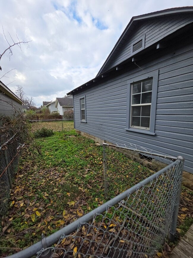 Building Photo - 217 W 7th St