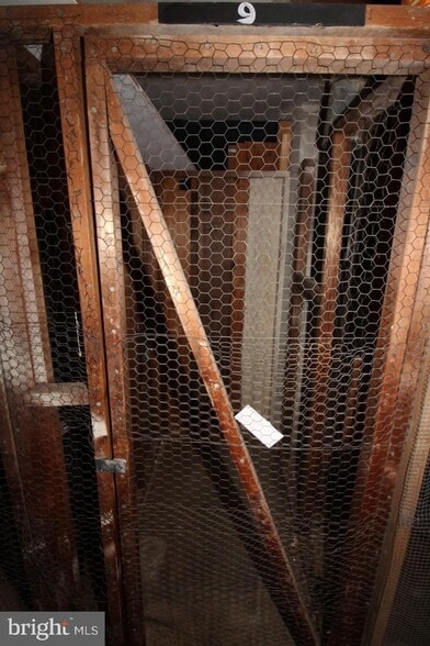 Building Photo - 3874 Lyndhurst Dr