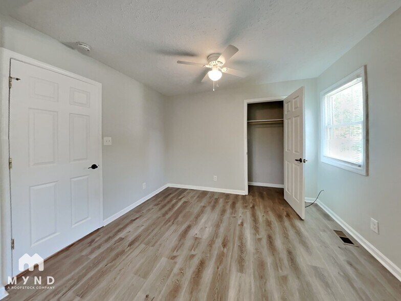 Building Photo - 2901 Newark Dr