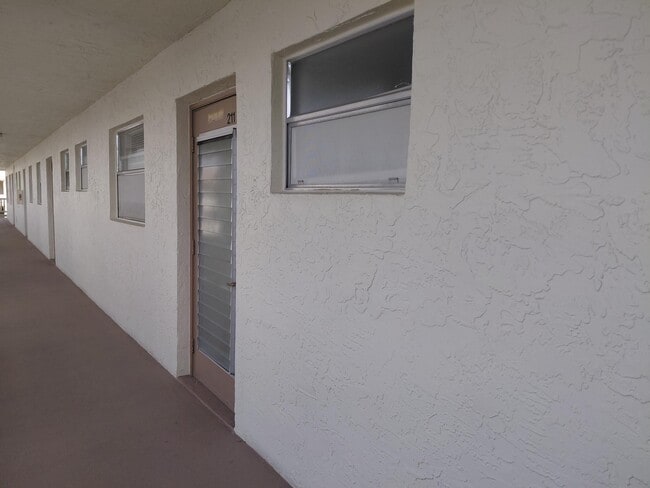 Building Photo - 6850 Royal Palm Blvd