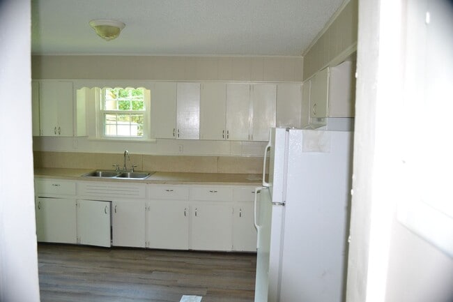 Building Photo - Charming 2 Bed/ 1 Bath Coming Soon!!!