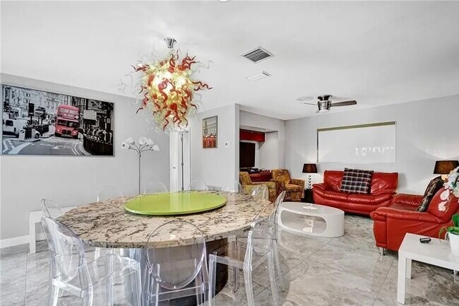 Building Photo - 2830 NE 55th St