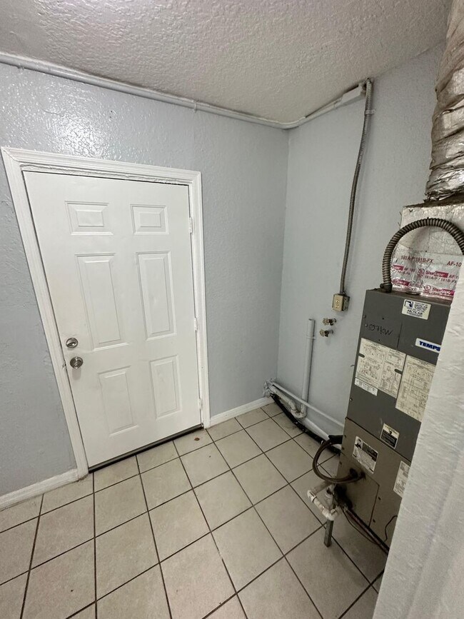 Building Photo - 310/312 Acosta St