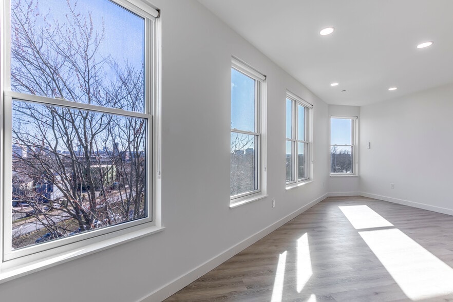 Building Photo - 319 Broadway