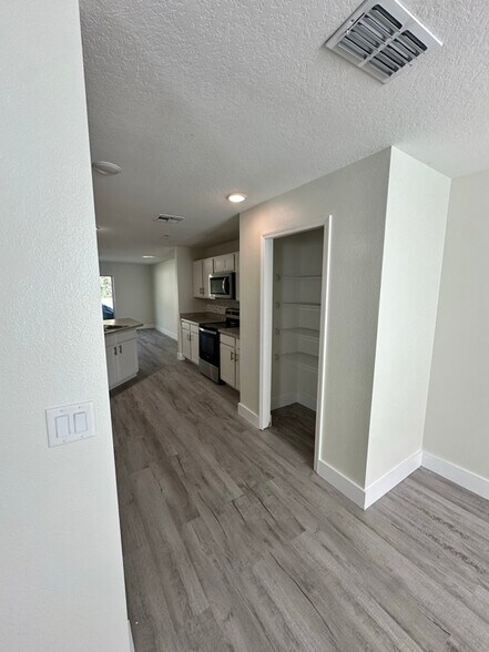 Building Photo - 176 Pine Grove Dr