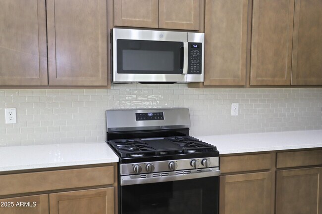 Building Photo - 1005 W Finch Dr