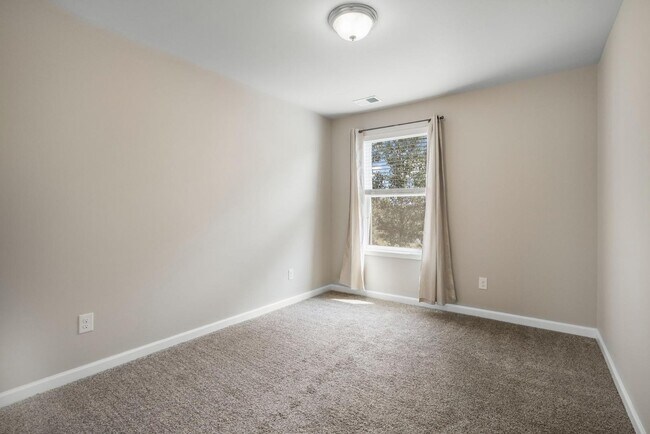 Building Photo - 1045 Enclave Ave
