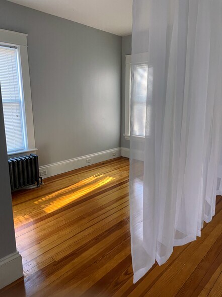 Bedroom - 637 Dix St
